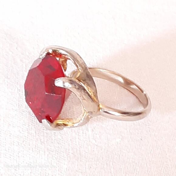 Gold Tone Ring With Big Red Round Stone On Elegant Prong Setting - Picture 6 of 7